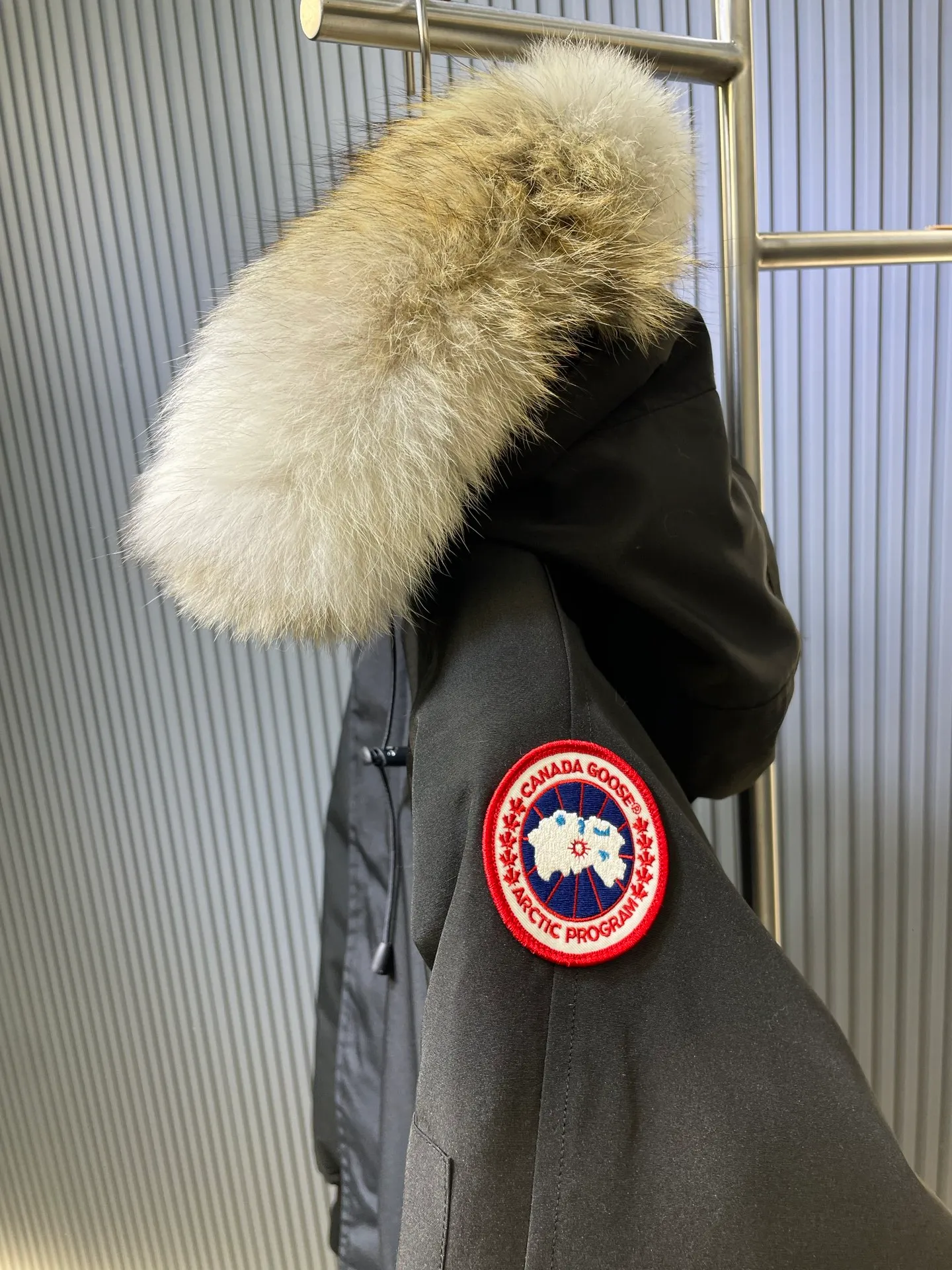 P900 special down Canada Goose Canada Goose #Chilliwack 7999M bomber jacket short down jacket/01 model #女与狠# Genuine synchronous anti-counterfeiting chip sensor! ➖ Imported 21S polyester-cotton blended original fabric [last year’s 16S/18S hard fabrics have been completely eliminated, this year all use 21S genuine synchronous fabrics, the soft mid-strap feels delicate and textured], genuine synchronous Feather-Light 10D waterproof coating fabric, made of 84.5 polyester fiber and 15.5 cotton, 100% the best feel in the entire network! ➖ The genuine official website is synchronized with the national standard 80 white duck down, you can check the official website customer service, there will never be a series of misleading claims such as 90 down or goose down! ➖ Using the best nylon lining with double double-layer sealing design, velvet-proof No. 7 needle + grid-filled down ready-made garments, there is 100% no so-called velvet running! ➖ The cuffs are designed with thickened seamless threads, and the collar and pockets are lined with top-quality polar fleece to keep you warm and comfortable! ➖ Yoshida YKK provides original custom-made electroplated sliders. YKK two-way lockable zippers are tight and smooth and will not peel off paint! ➖ 3M composite guarantees that the Velcro is the same as the original, durable, and all accessories and hardware are custom-made! ➖ Imported BEHRINGER embroidery machine to customize the 10,000-needle embroidery logo, 98% of which can be reproduced to restore the original logo. You can check and compare on the official website! ➖ The fur collars are all made of large pieces of Western Canadian blue wolf hide, ensuring that each fur collar is 13-15cm wide!   Size:XS-XXL